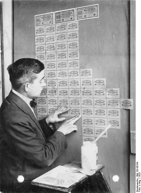 Bundesarchiv_Bild_102-00104,_Inflation,_Tapezieren_mit_Geldscheinen Bundesarchiv_Bild_102-00104,_Inflation,_Tapezieren_mit_Geldscheinen